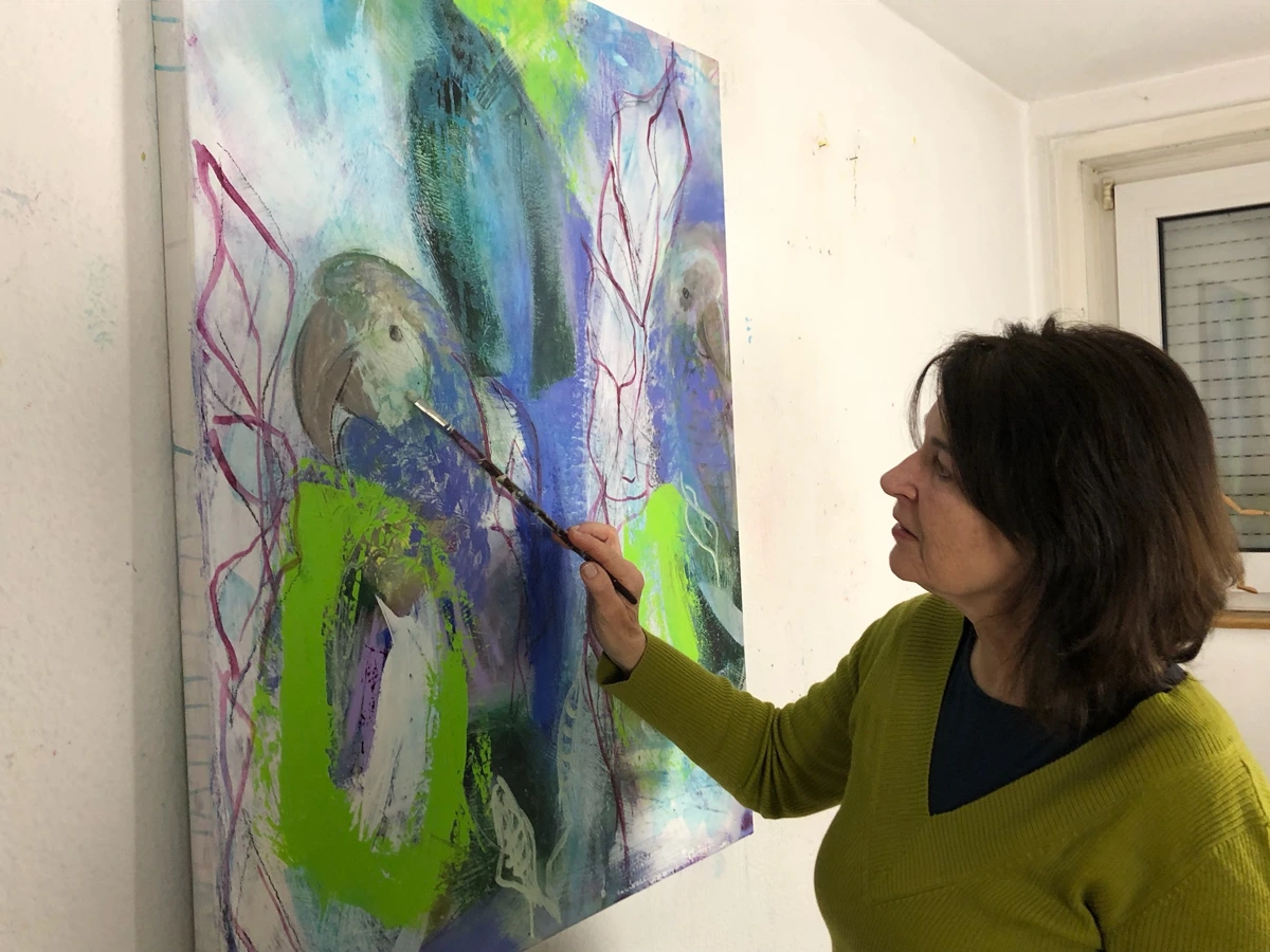 Sabine Szotowski Salis beim Malen im Atelier